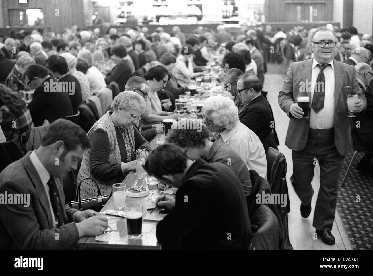 Coventry Working Mens Club, Saturday night Bingo evening entertainment. Crowds of members enjoy a social evening amongst friends and colleagues. 1980s England. 80s UK HOMER SYKES Stock Photo