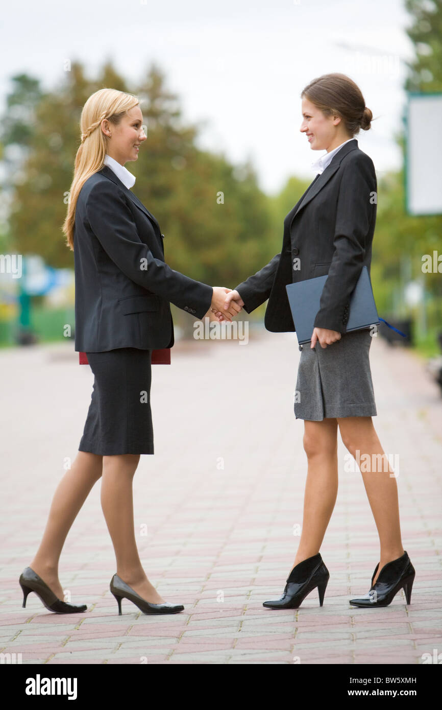 девушка здоровается. жать ли руку женщине. женщина здоровается. рукопожатие женщин. жать ли руку женщине.