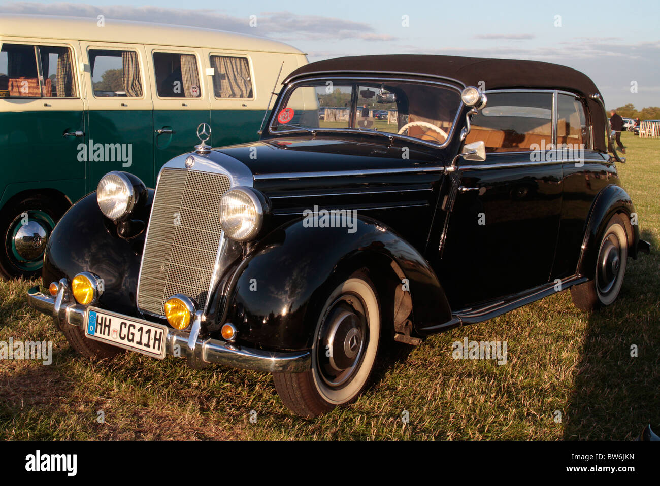 Mercedes-Benz 170 V, Three cheerful ladies dressed in the f…