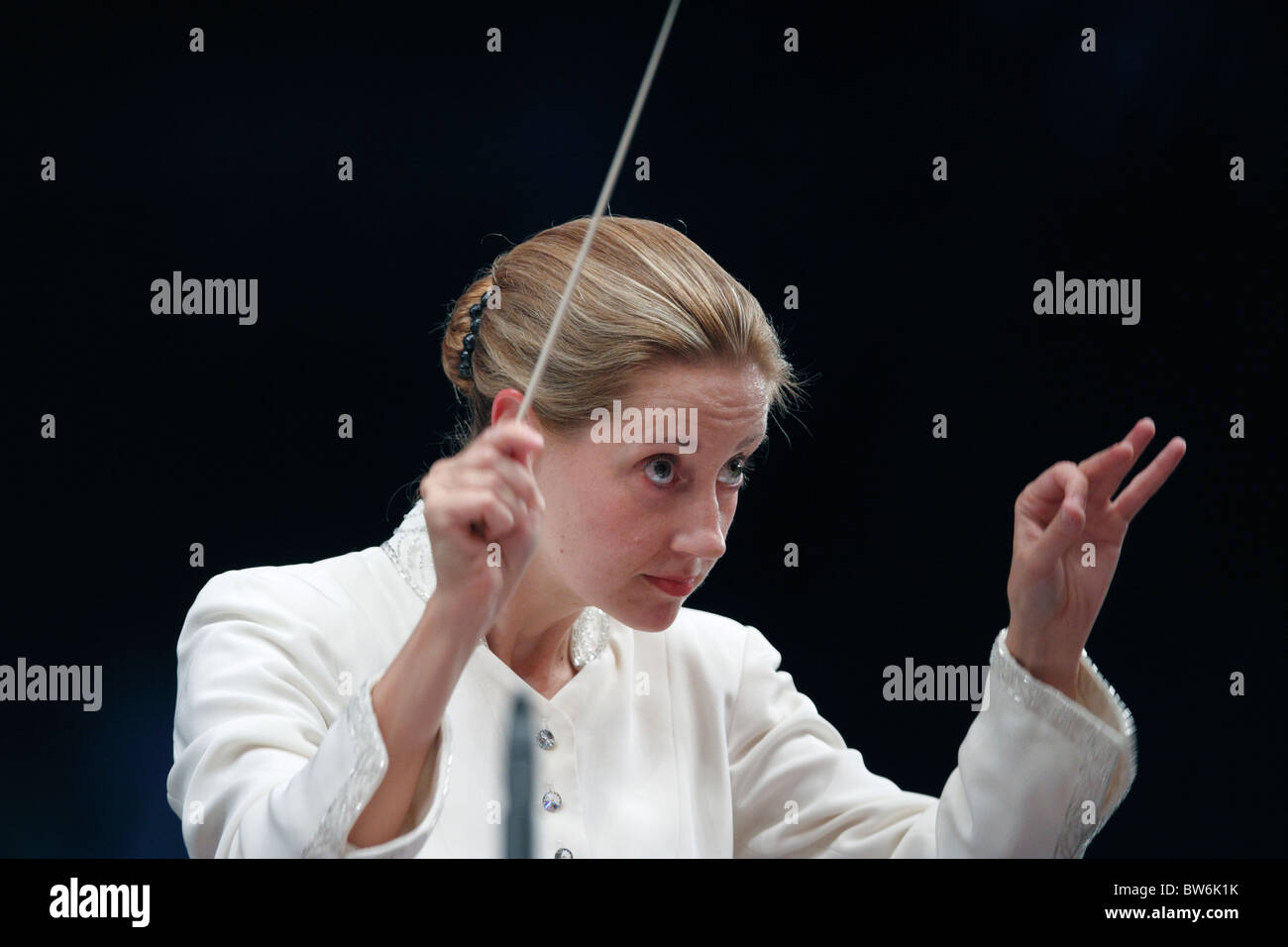 Joan Landry conducts the Boston Landmarks Orchestra at the Hatch Shell in Boston, Massachusetts Stock Photo