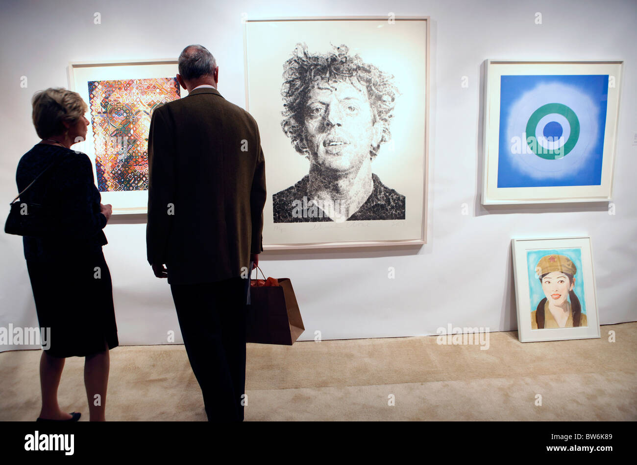 Art gallery man hi-res stock photography and images - Alamy