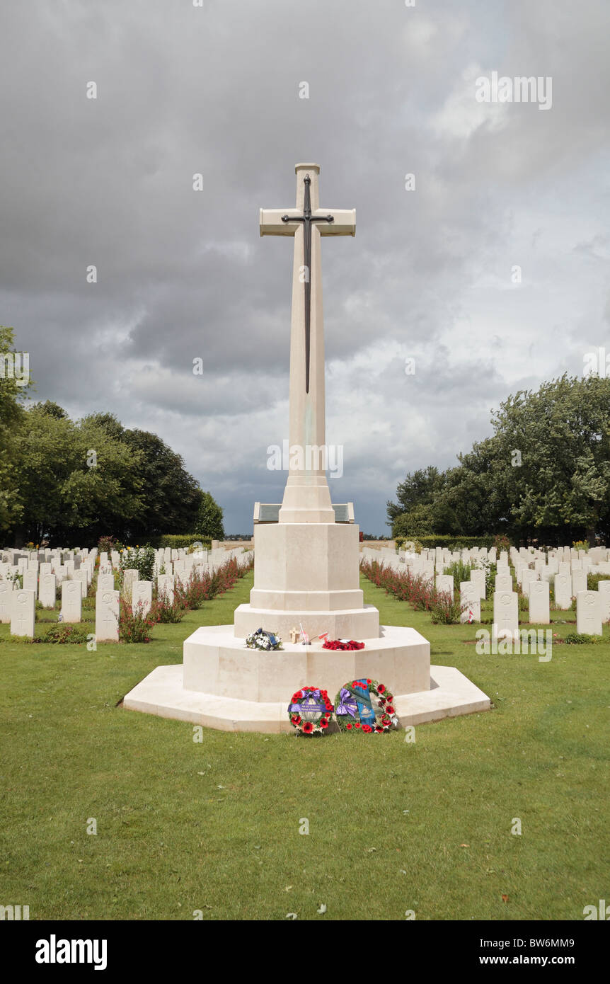 The Cross of Sacrifice in the Beny-Sur-Mer Canadian Commonwealth War Cemetery, near Courseulles-sur-Mer, Normandy, France. Stock Photo