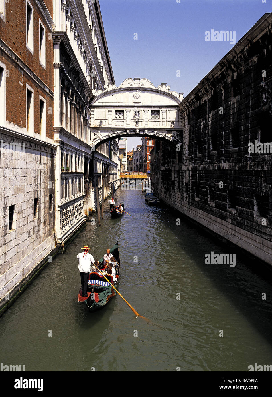 Venice straw boater gondola hi-res stock photography and images - Alamy