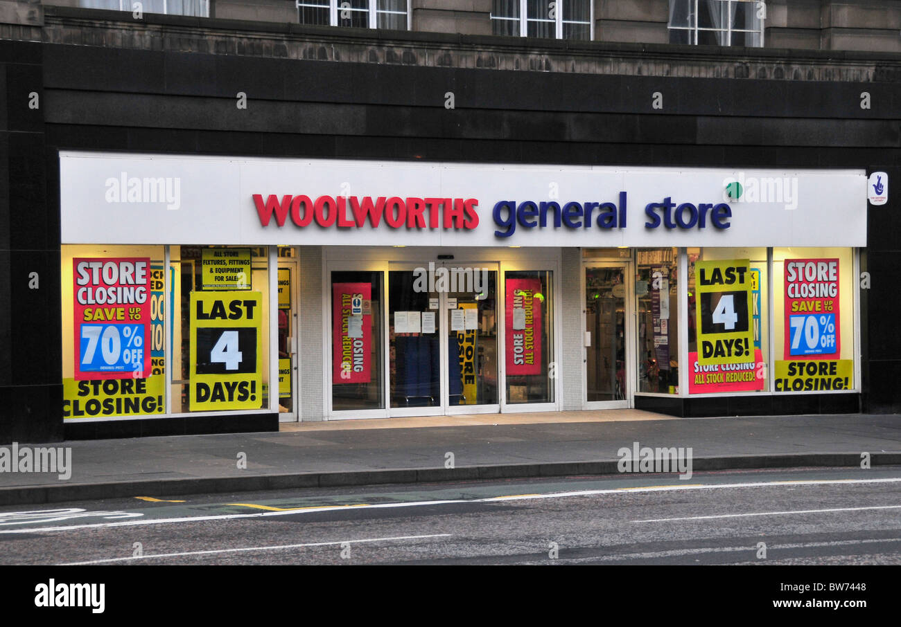 Woolworths closing down sale liquidation end era recession sale signage retail downturn scotland uk Stock Photo