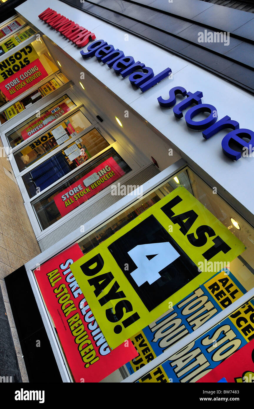 Woolworths closing down sale liquidation end era recession sale signage retail downturn scotland uk Stock Photo