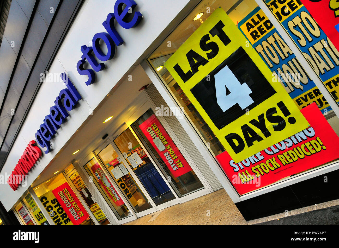 Woolworths closing down sale liquidation end era recession sale signage retail downturn scotland uk Stock Photo