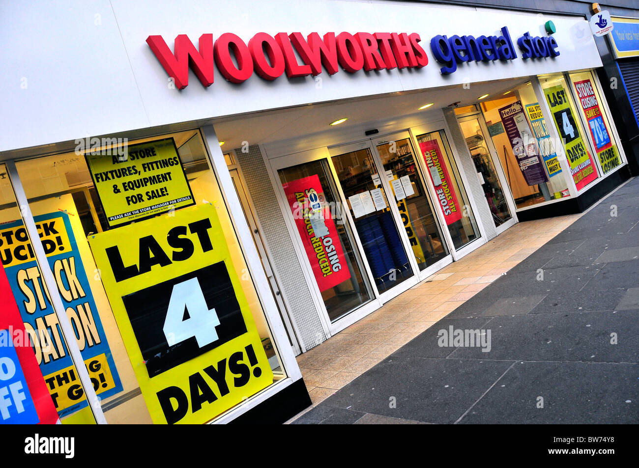 Woolworths closing down sale liquidation end era Stock Photo