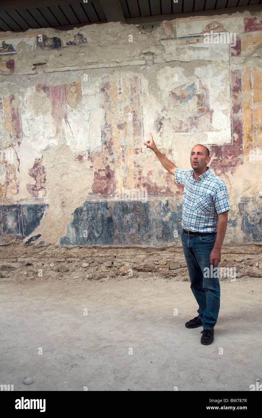A guide talks about the frescoes of the ancient roman city of Urbs Salvia, Le Marche, Italy Stock Photo