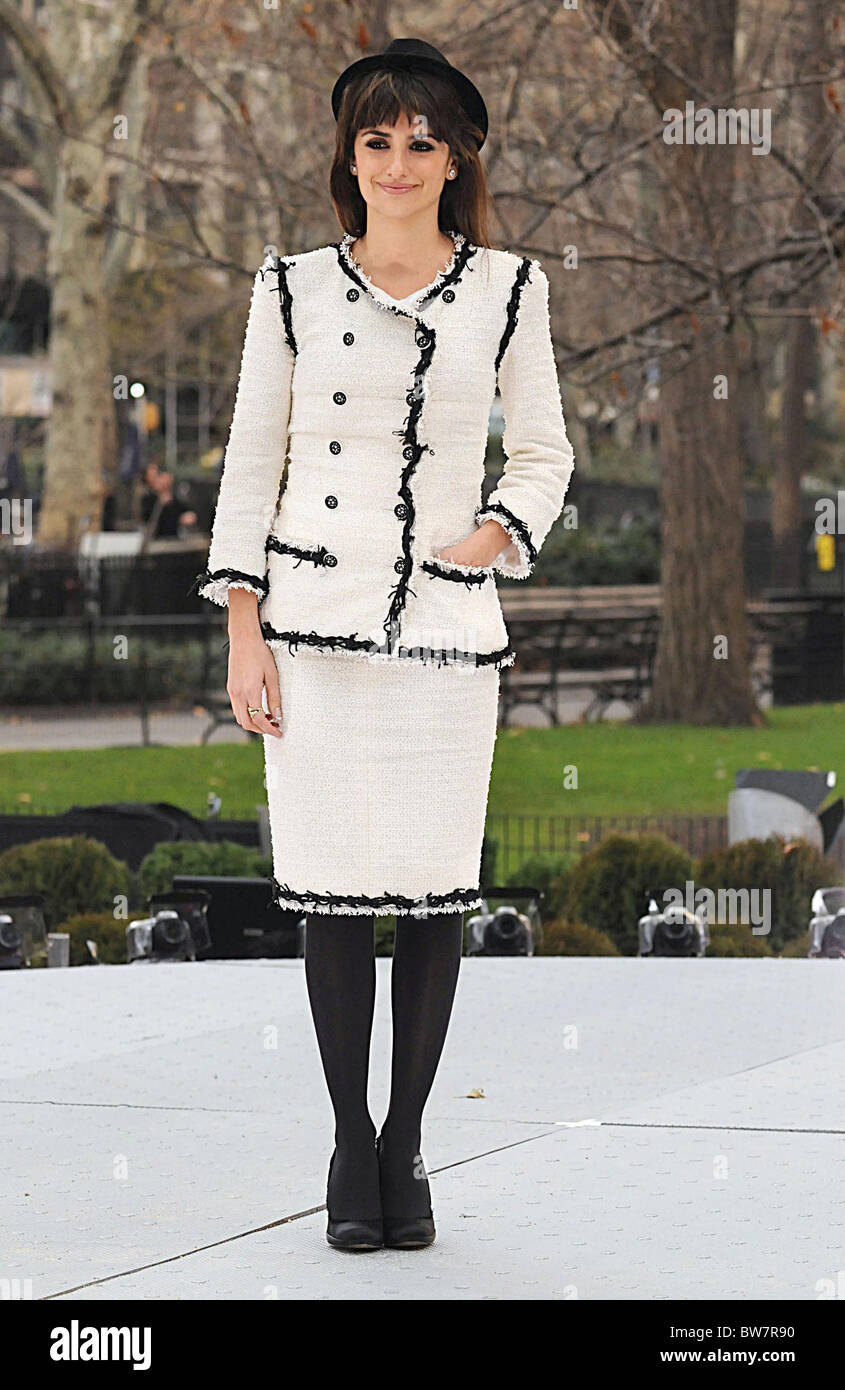 Chanel skirt suit hi-res stock photography and images - Alamy