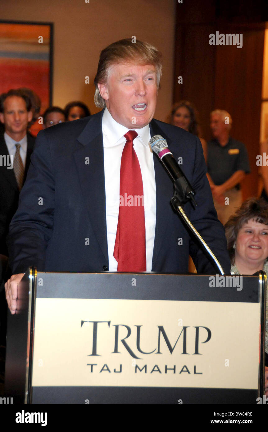 Stephen Tyler and Aerosmith perform at Trump Taj Mahal Hotel & Casino in  Atlantic City, New Jersey on August 8, 2004. (UPI Photo/Laura Cavanaugh  Stock Photo - Alamy