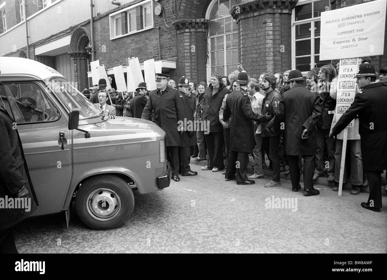 NGA print workers picketing the Express and Star newspaper offices in 1985 PICTURE BY DAVID BAGNALL Stock Photo