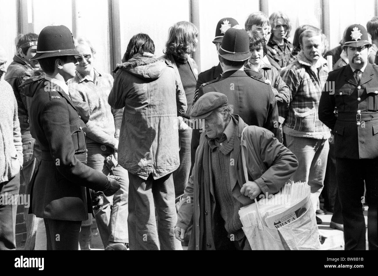 A newspaper seller walks past NGA print workers picketing the Express and Star newspaper offices in 1985 PICTURE BY DAVID BAGNALL Stock Photo