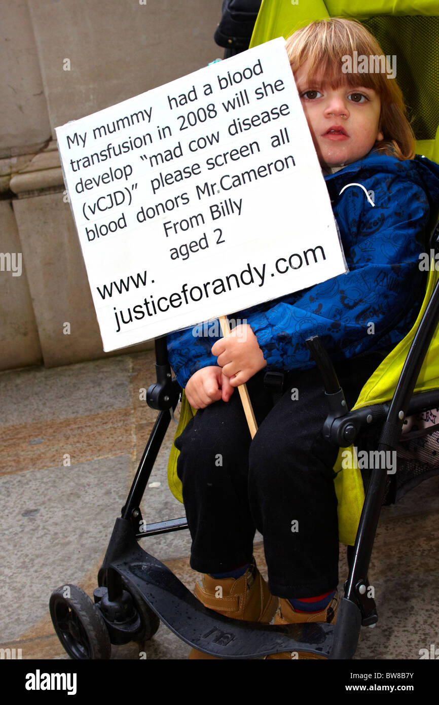 Protest outside Downing Street to call for justice for people who have died of Creutzfeldt-Jakob disease Stock Photo