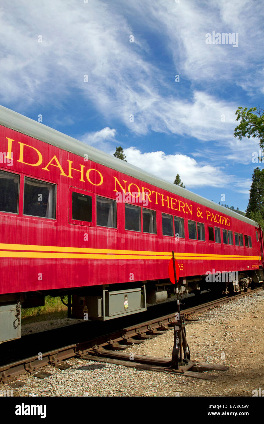 The Thunder Mountain Line scenic tourist train traveling along the Payette River between Horseshoe Bend and Banks, Idaho, USA. Stock Photo