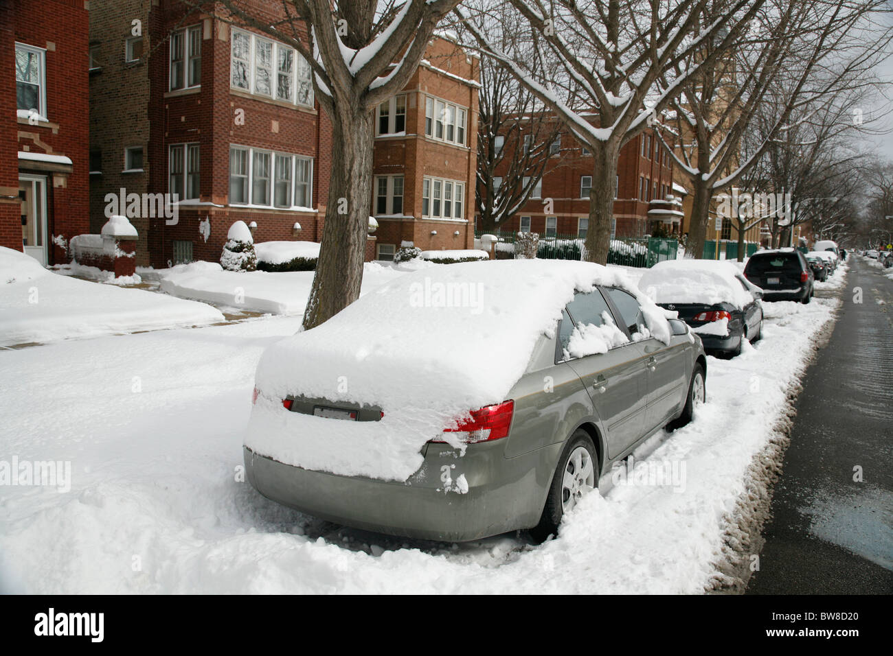 snow covers parked cars on city street Stock Photo - Alamy