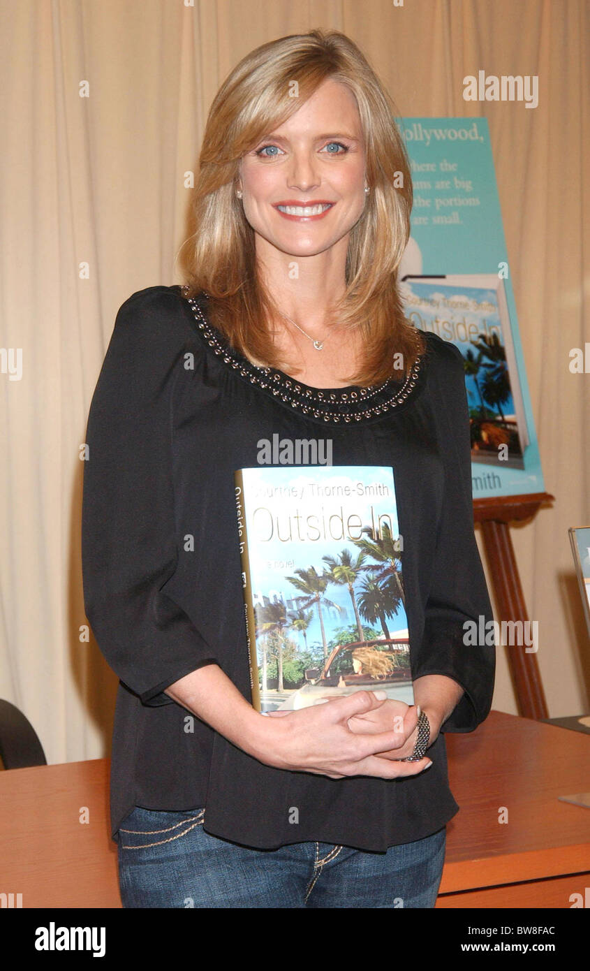 Courtney Thorne-Smith Booksigning for OUTSIDE IN Stock Photo