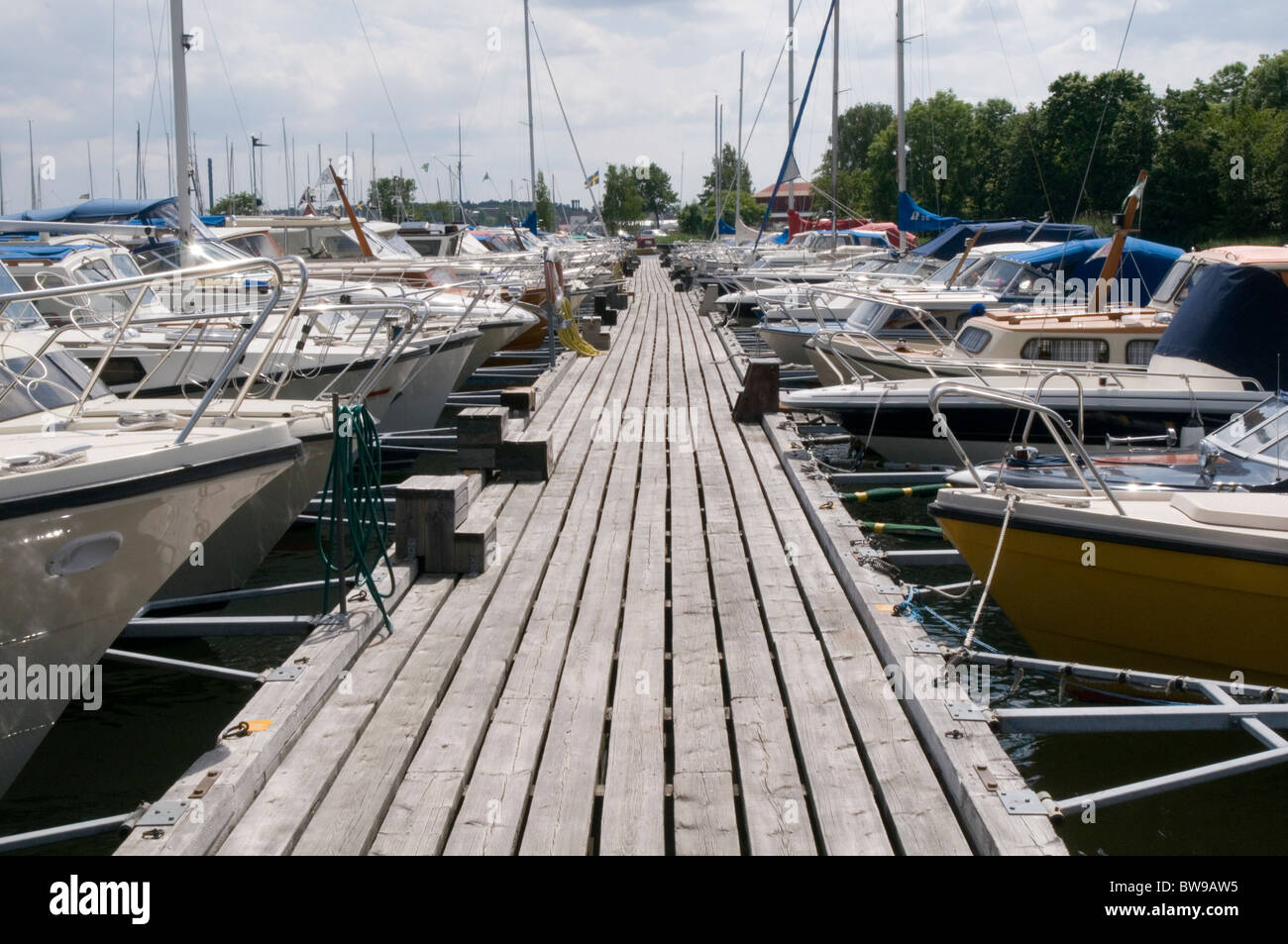 marina jetty marinas jetties boat boats in yacht yachts pontoon ...