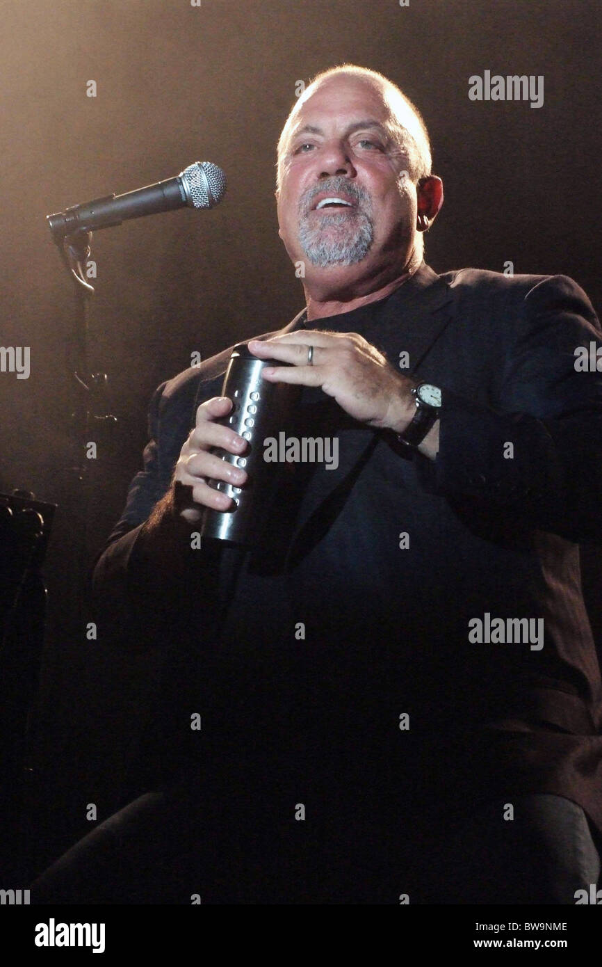 HAMPTON SOCIAL Concert with Billy Joel Stock Photo Alamy