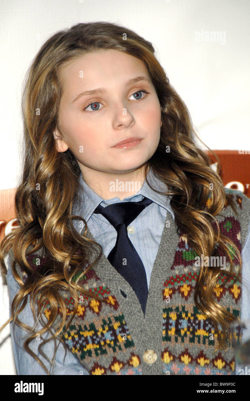 Child Abigail breslin Abigail Breslin Kicks Off Duracell Power A Smile Campaign Stock Photo -  Alamy