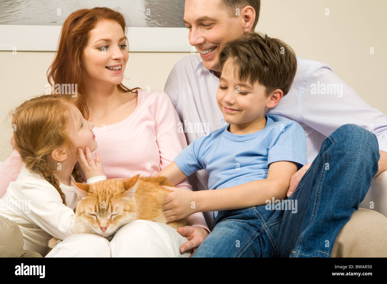 Cat parents. Семья с котом. Счастливая Кэмми с котом. Семья котов для детей. Счастливая семья с котиком.