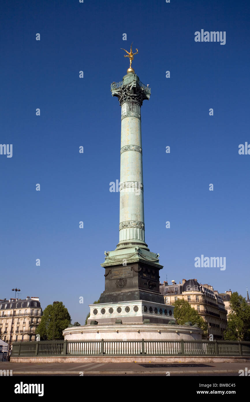 The Spirit of Freedom stands atop the July Column on place de la Bastille Stock Photo