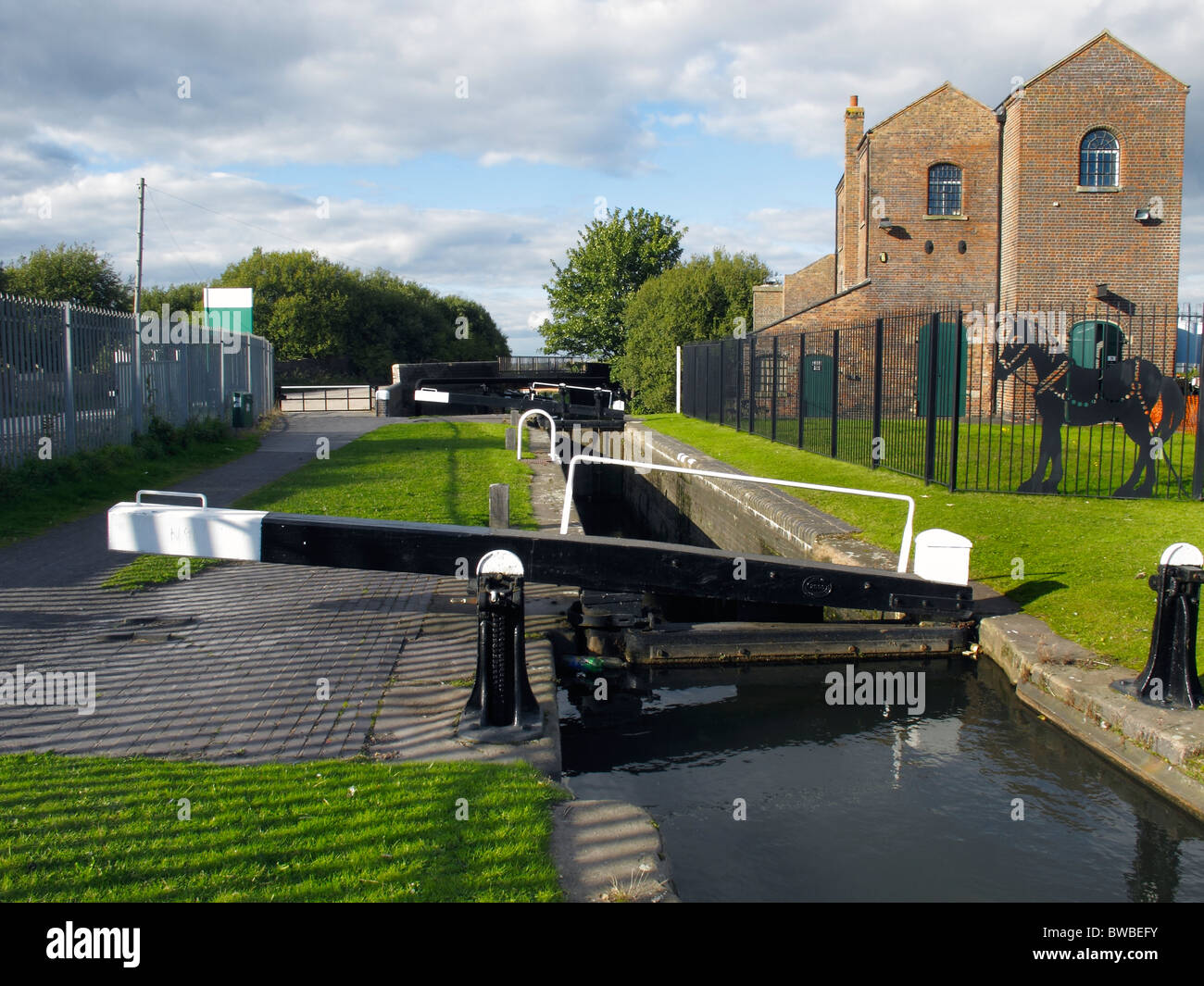 Titford Top Lock and Titford Pumphouse, Titford Canal, Oldbury, West Midlands, England, UK Stock Photo