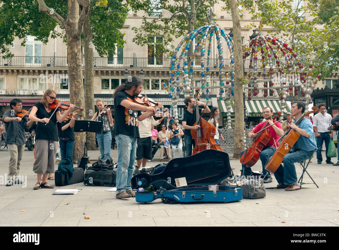 Classique Metropolitian musicians perform at Place Colette, a square at Rue  Saint-Honoré and Avenue de l'Opéra, Paris France Stock Photo