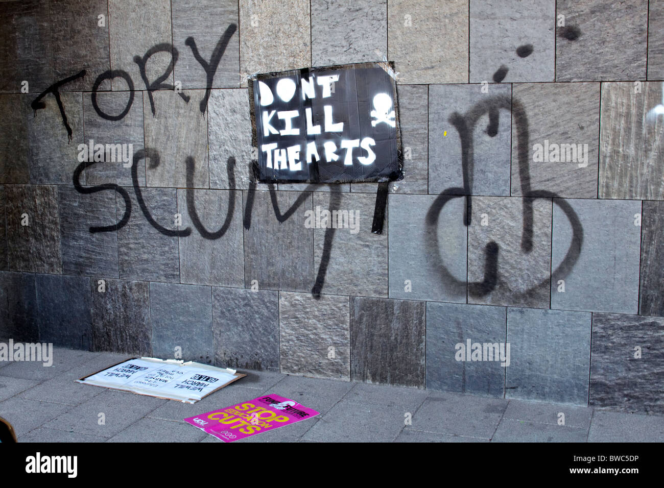 https://c8.alamy.com/comp/BWC5DP/graffiti-sprayed-onto-a-wall-during-student-protests-against-tuition-BWC5DP.jpg