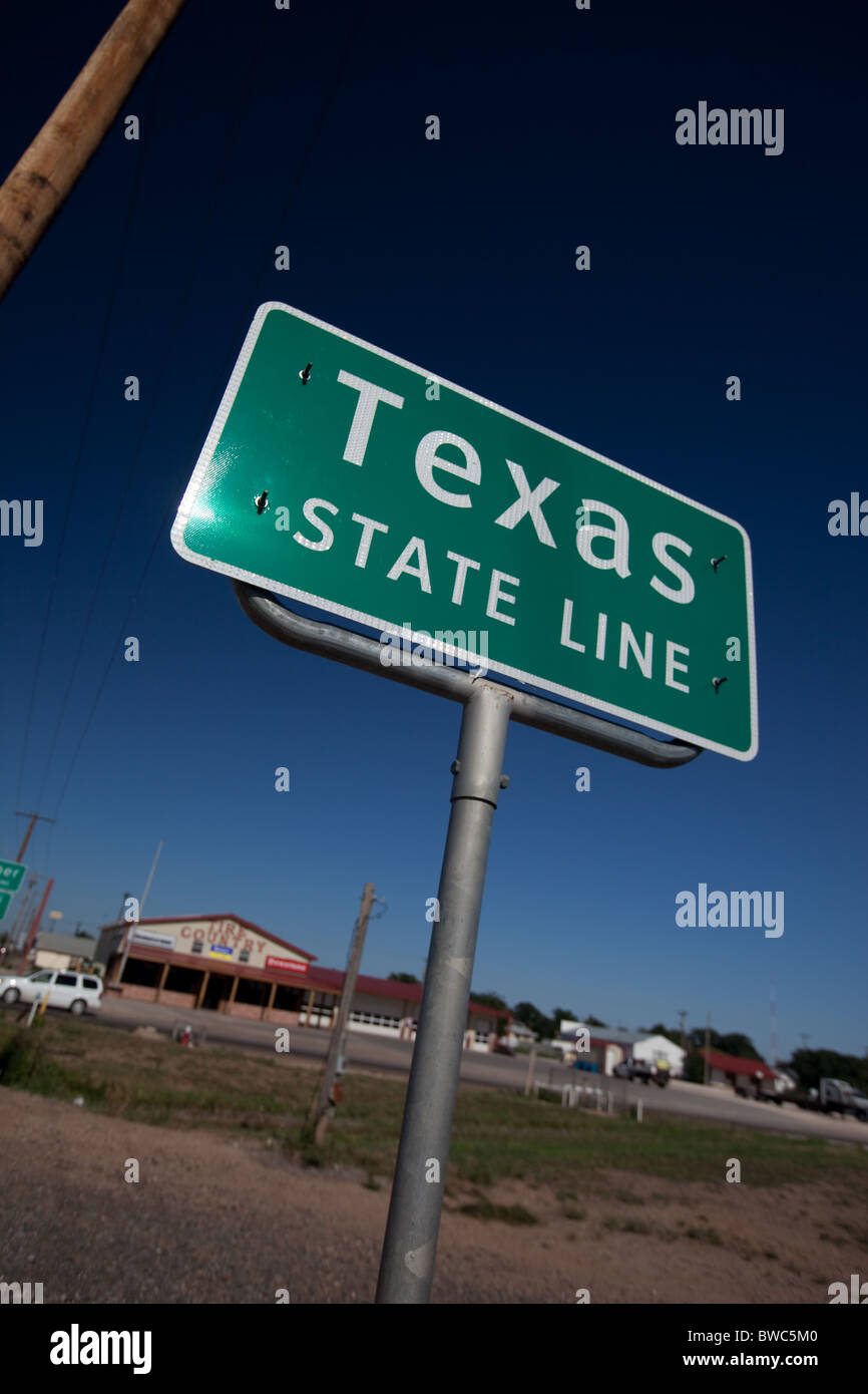 Road sign showing state line between Farwell, Texas and Texico, New Mexico Stock Photo