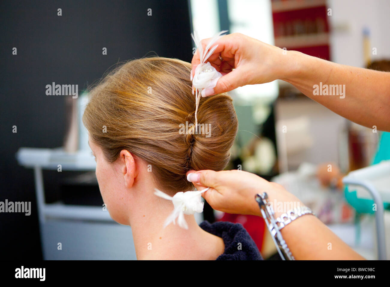 bride getting hairpiece in hair Stock Photo Alamy