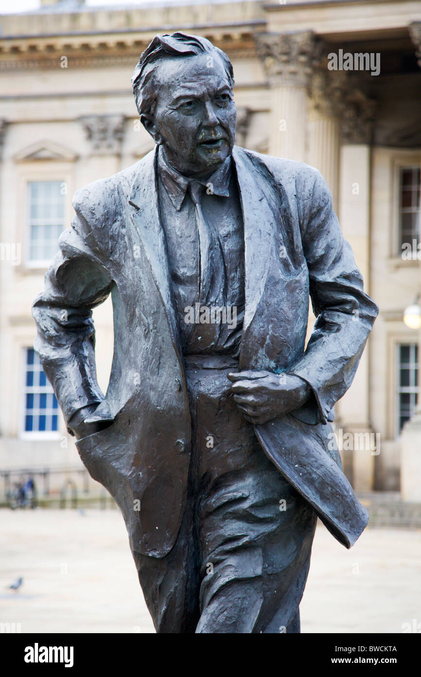 Harold wilson statue huddersfield station hi-res stock photography and ...