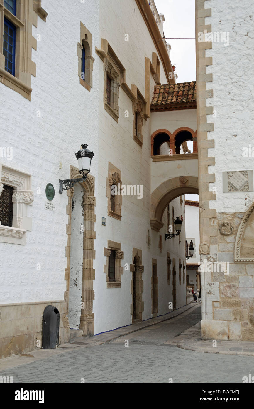 Walls of the Palau Maricel and the archway in the old Carrer d'en Bosch Stock Photo