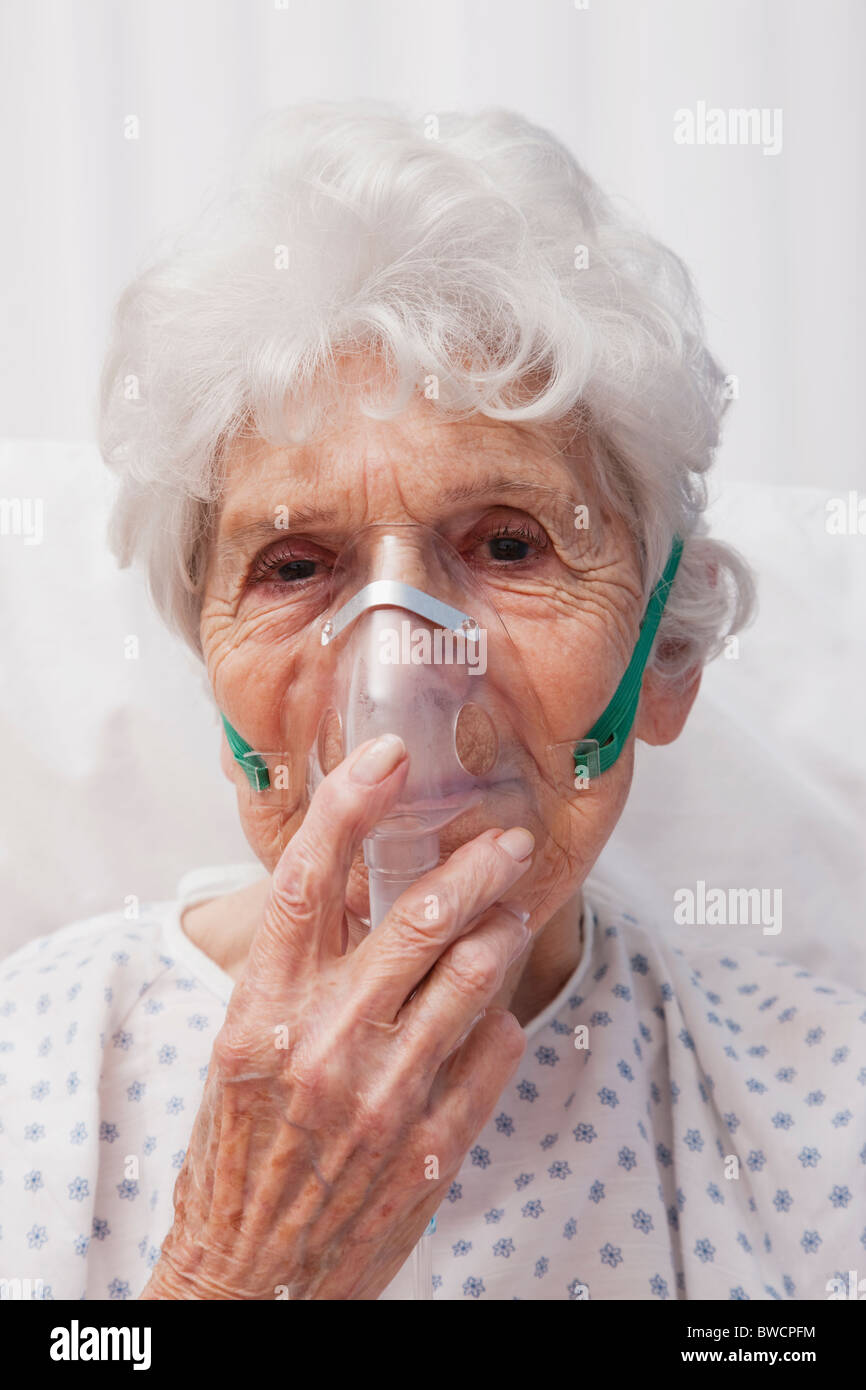 Oxygen Mask High Resolution Stock Photography And Images Alamy