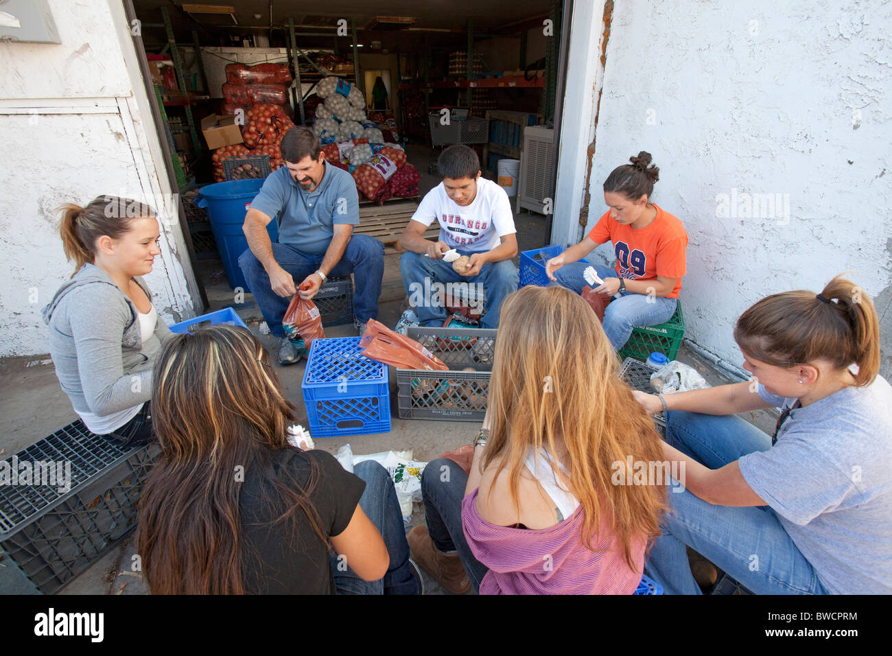 School volunteer food bank hi-res stock photography and images - Alamy