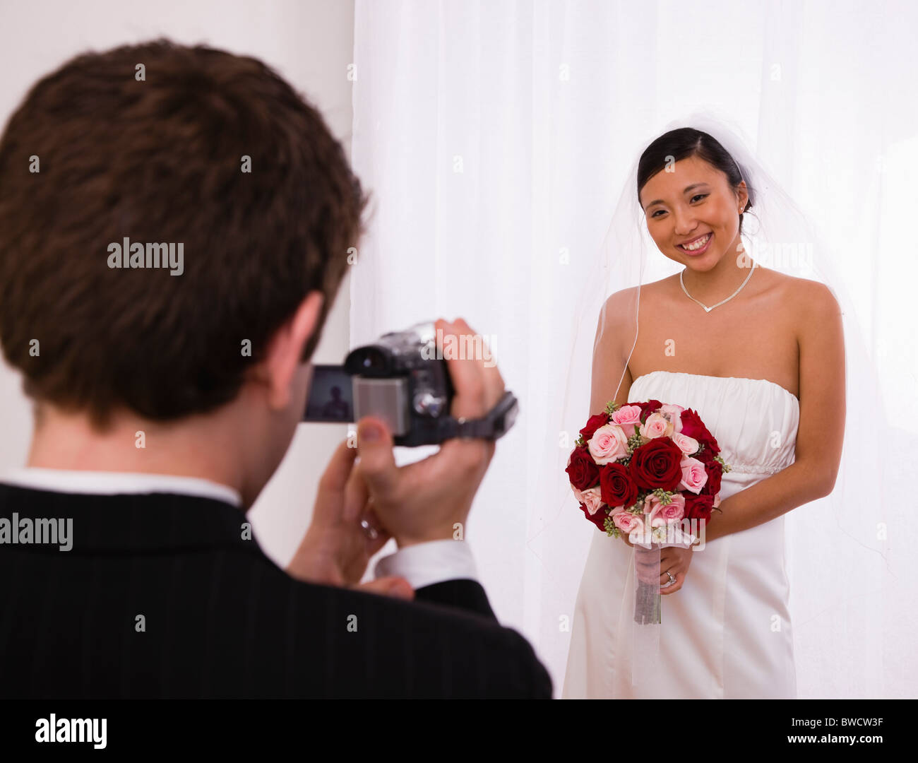 Bride groom holding wedding bouquet hi-res stock photography and images ...