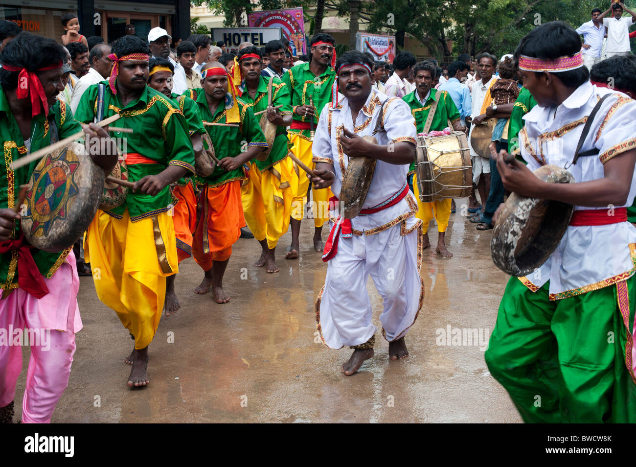 Indian festival drumming street performers at Sathya Sai Baba 85th birthday celebrations in Puttaparthi, Andhra Pradesh, India Stock Photo