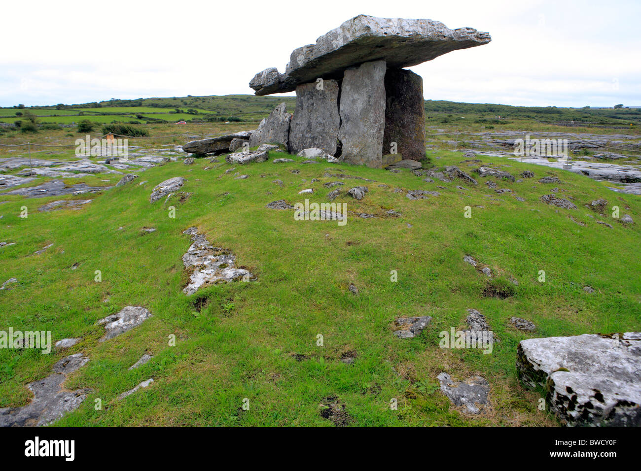 Poulnabrone dolmen (3000 BC), The Burren, Clare county, Ireland Stock ...