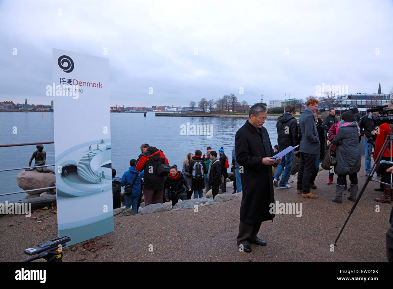 The Chinese Ambassador to Denmark H.E. Xie Hangsheng is reading his