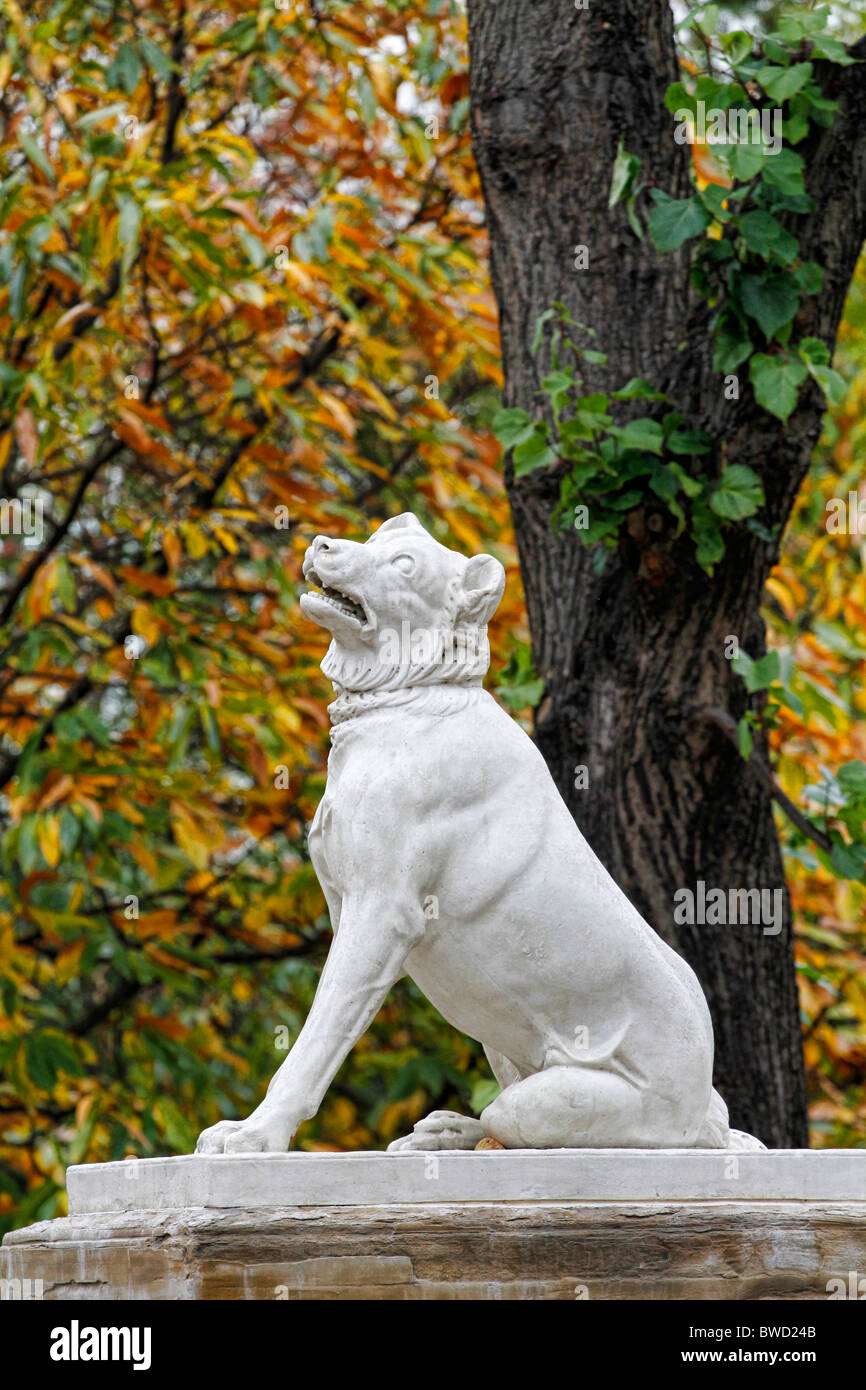 Dogs of Alcibiades statue, Victoria Park, London, England Stock Photo Alamy