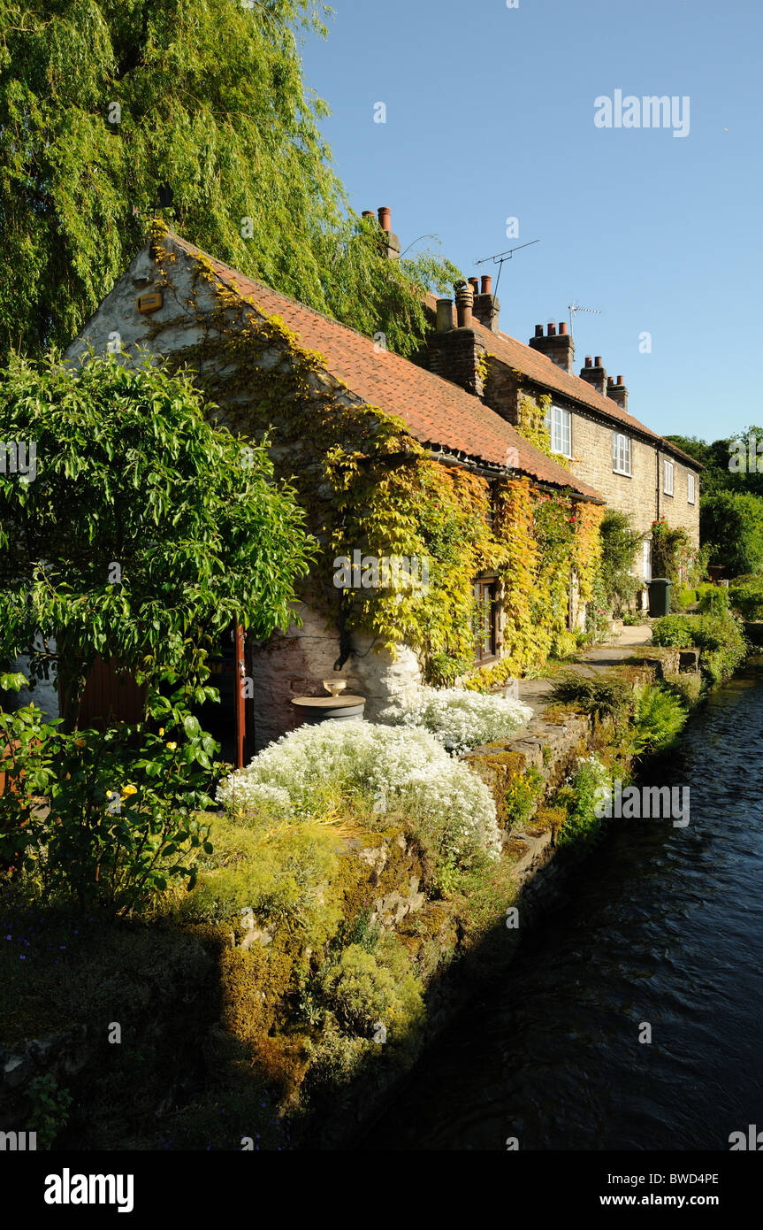 Cottages along the beck, Thornton-le-Dale, North Yorkshire, England Stock Photo