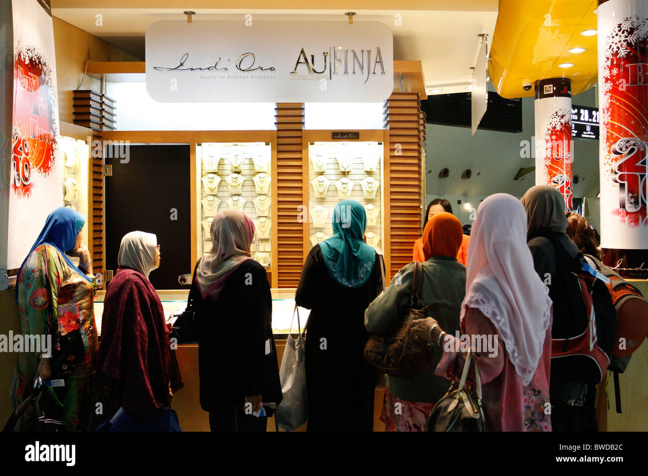 Muslim ladies at duty free jewellery shop, Kuwait Airport Stock Photo