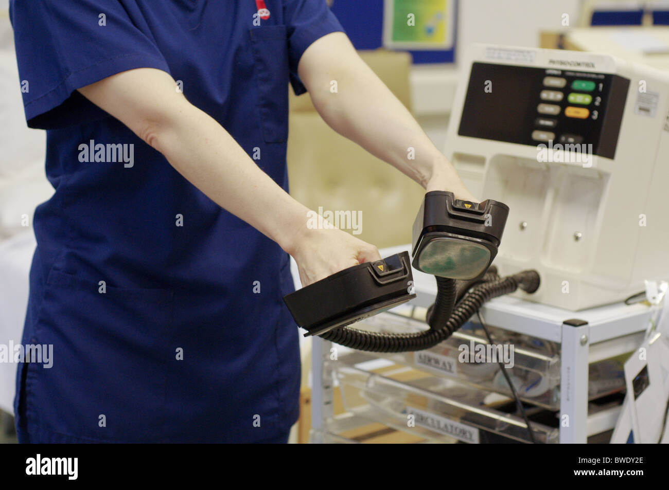 Doctor using defibrillator hires stock photography and images Alamy