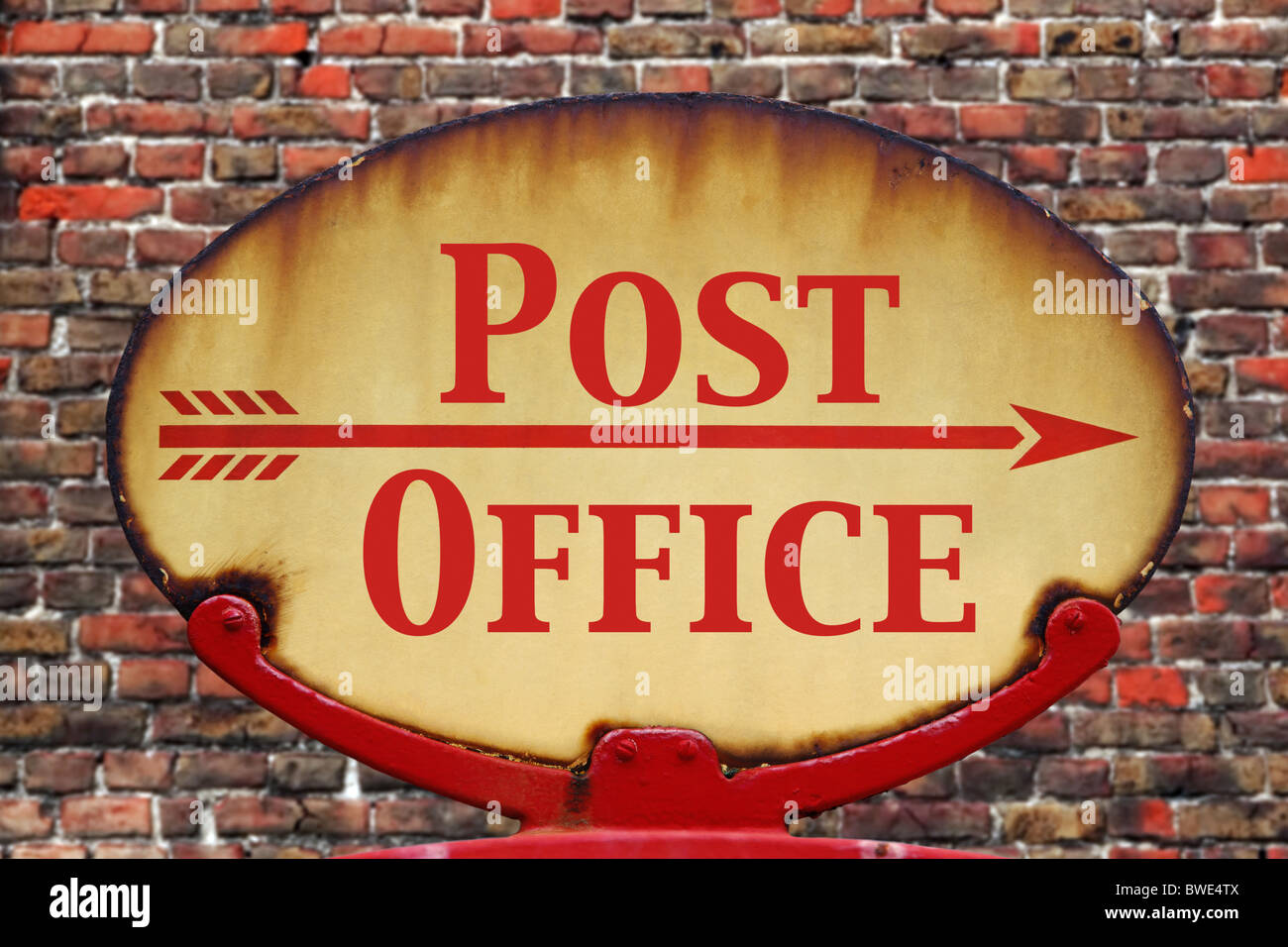 A rusty old retro arrow sign with the text Post office Stock Photo