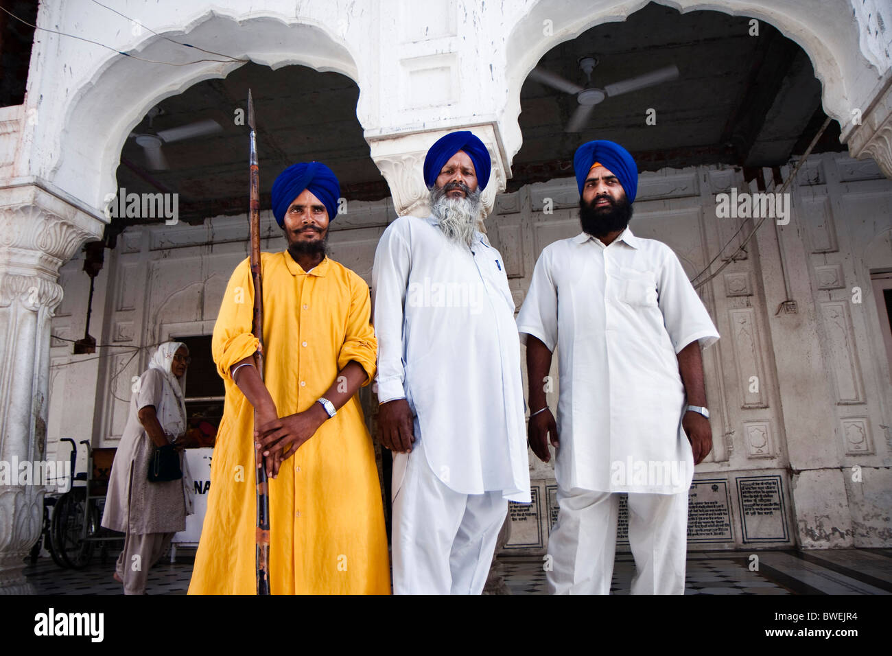 Sikh guards guarding the Golden Temple, Amritsar, Punjab, India Stock Photo