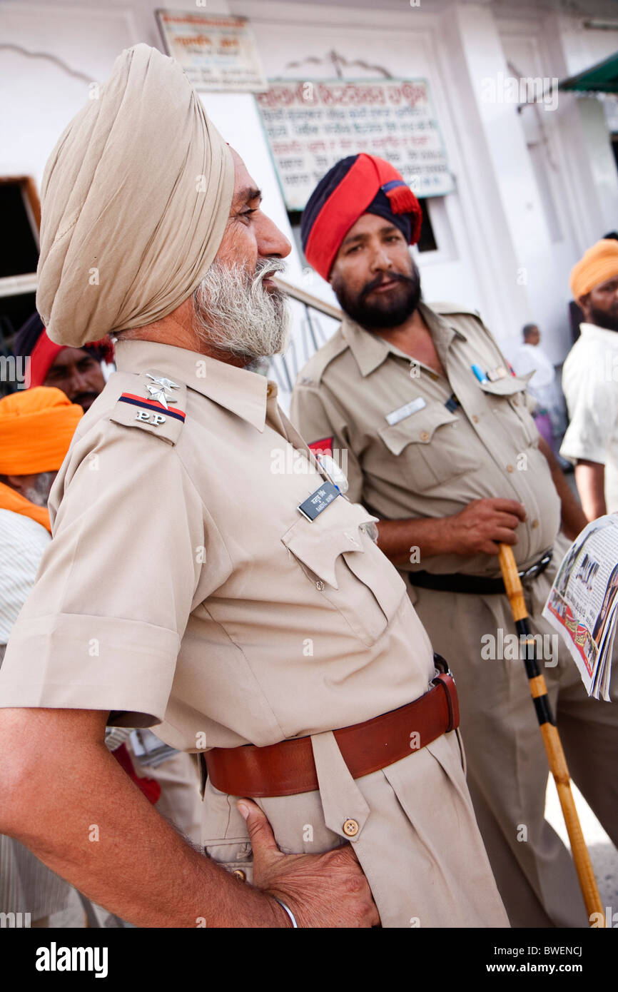 Guards at the Golden Temple in Amritsar, Punjab, India Stock Photo Alamy