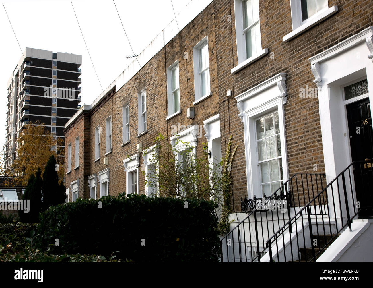 Expensive private housing and social housing sidebyside in Islington