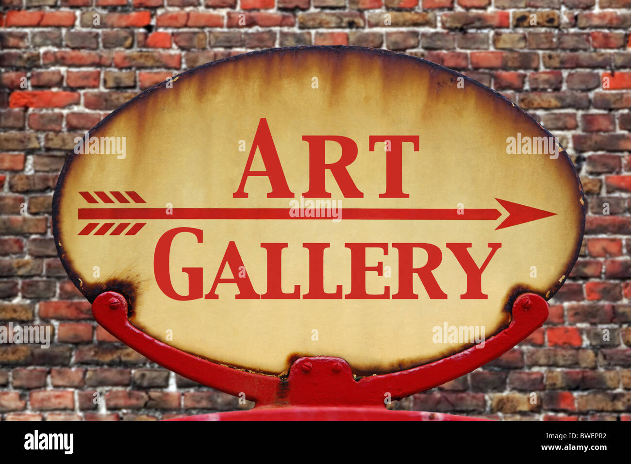 A rusty old retro arrow sign with the text Art gallery Stock Photo