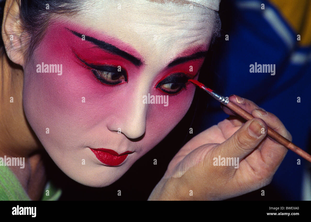 Beijing opera actor backstage makeup hi-res stock photography and ...