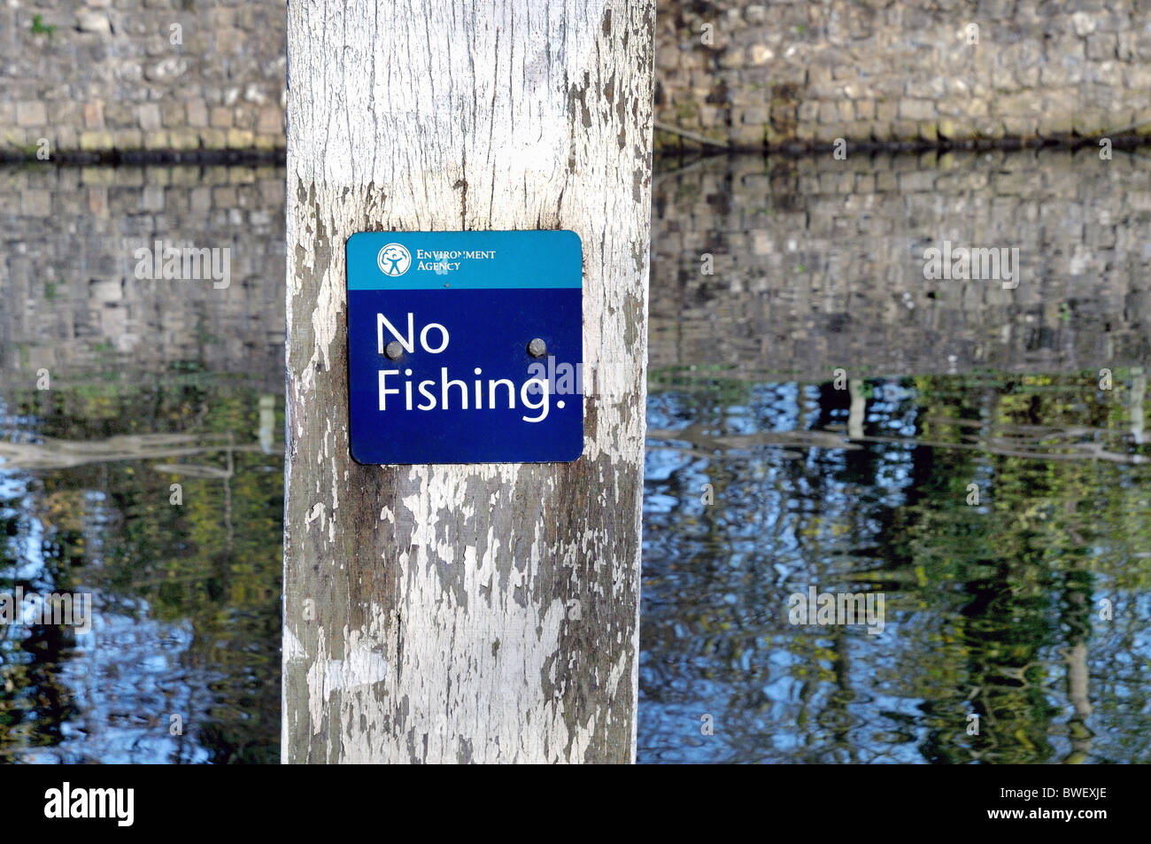 'No Fishing' sign by waters edge Stock Photo