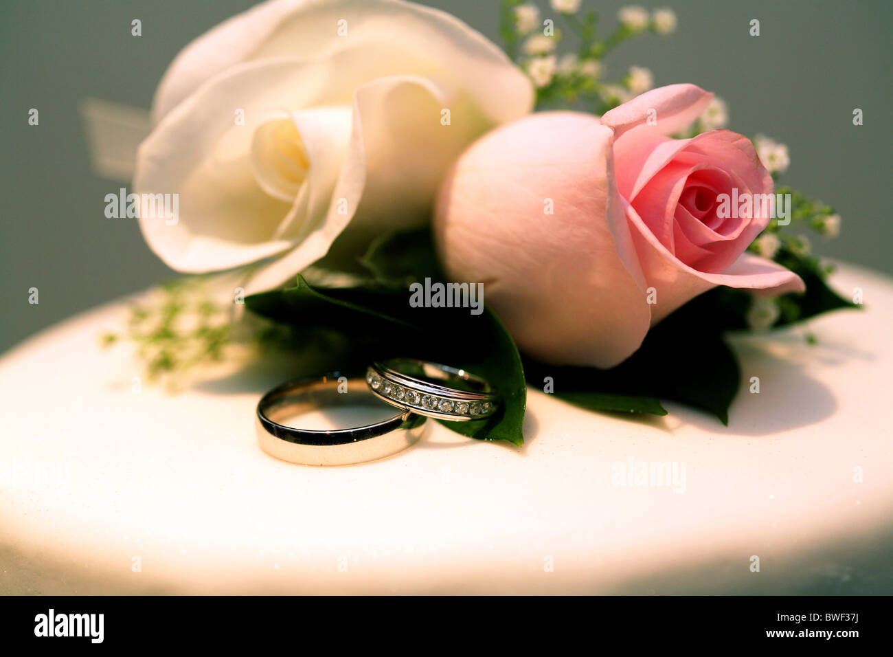 Wedding cake and wedding rings Stock Photo Alamy